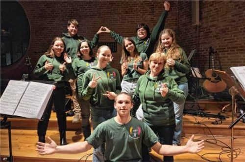 Die Jugendband „DJ“ der evangelischen Kirchengemeinde mit dem Liedermacher Andreas Ziepert feiert mit.