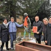 Priener Skulpturen tragen orangefarbene Schals