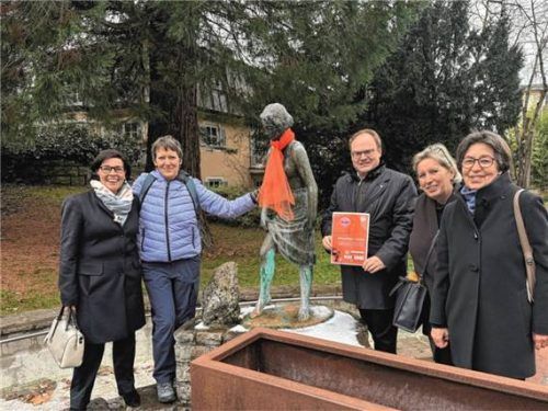 Die Kampagne macht unter dem Motto „#ReadTheSigns“ auf Gewalt gegen Frauen aufmerksam. An der Aktion beteiligten sich (von links) Soroptimistin Anja Rüttinger, Hilfsfondsdelegierte Sabine Braunmüller, Schirmherr und Bürgermeister Andreas Friedrich, Schatzmeisterin Sabine Westermeyr sowie die Beauftragte für Öffentlichkeitsarbeit, Karola Prechtl. Foto re