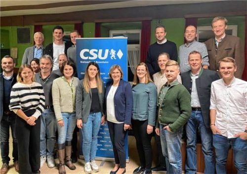 Die Kandidaten der CSU Riedering für die Gemeinderatswahl 2026 mit Listenführerin Marianne Loferer (vorne, Vierte von links) und Wahlleiter Alois Loferer (links). Foto Re