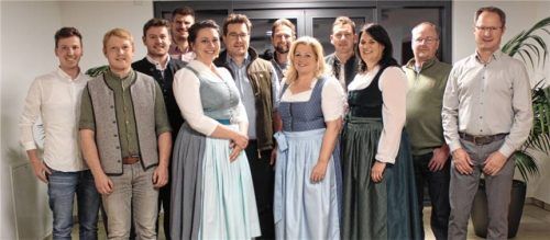 Die Kandidaten der CSU/FWG: (von links) Johannes Dettendorfer, Josef Maurer, Simon Dettendorfer, Markus Kreidl, Angelika Bachler, Wolfgang Gar, Christian Niederthanner, Susanne Grandauer, Hans-Peter Oberauer, Rosemarie Dettendorfer, Josef Drexler junior und Michael Laar. Foto Steffenhagen