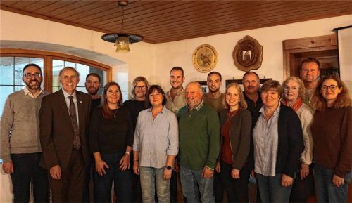 Die Kandidaten der „Heimattreuen“: (von links) Christian Ehgartner, Bürgermeister Franz Ehgartner, Andreas Scharl, Christina Hacker, Melanie Stubenrauch, Renate Folger, Robert Huber, Johann Stettner, Johannes Kern, Barbara Stettner, Michael Voderholzer, Angela Schwarzenböck, Annemarie Narat, Johann Sax und Sabine Erdmann. Foto sutherland
