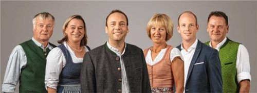 Die Kandidaten der Inzeller CSU-Fraktion wurden nun festgelegt. Der Bürgermeister wird nicht gewählt, weil diese Wahl bereits vor eineinhalb Jahren stattfand. Auf den ersten Listenplätzen stehen: (von links) Heinrich Plenk (Platz 4), Ulrike Kecht (Platz 5), Bürgermeister Michael Lorenz, Petra Maier (1), Andreas Panitz (3) und Robert Hochreiter (2).

Foto Wegscheider