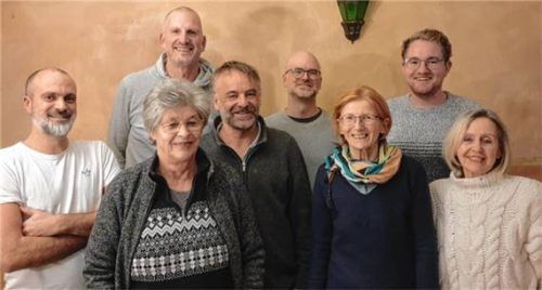 Die Kandidaten der Umweltinitiative (UI) Schnaitsee: (von links) Benjamin Schilbach, Christine Lechner, dahinter Andreas Bolze, Paul Wildenauer, Kevin Read, Maria Dirnaichner, Johannes Scheitzeneder und Rosina Maron.Foto Heistracher