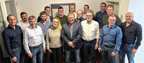 Die Kandidaten der UWG für den Gemeinderat Ehrharting (von links): Thomas Gründl, Patrick Ecker, Karl Engelbrecht, Stefan Speckmeier, Christian Mittermeier, Christina Oszinda, Jonas Gabriel, Matthias Huber, Martin Maier, Marcus Albersberger, Andreas Kottinger, Helmut Wurm, David Fuhrmann, Andreas Neuhofer, Christian Rötzer und Martin Kolm. Foto fuhrmann