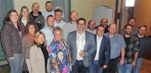 Die Kandidaten der UWG mit ihrem Bürgermeisterkandidaten Peter Hobmaier (vorne Mitte) und dem Landtagsabgeordneten Markus Saller (rechts daneben). Foto  Jaensch