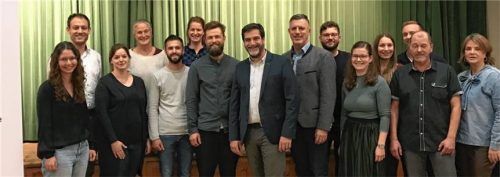 Die Kandidaten der UWG Rimsting: (von links) Veronika Kunsler, Matthias Feichtner, Magdalena Baur, Sophie Karela, Marco Kreuzmeir, Veronika Heinz, Moritz Feuchtmeir, Christian Moser, Raimund Steinberger, Wolfgang Harbich, Magdalena Kunsler, Helena Stadler, Michael Feichtner, Stefan Feichtner und Susanne Weigert.Foto Dachs