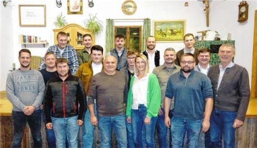 Die Kandidaten der WGG: (hinten, von links) Josef Kotter, Christian Perl, Elias Marlog, Sepp Bauer, Benedikt Jung; Mitte: Sebastian Bauer, Martin Weyerer, Rupert Pflüger junior, Andreas Arnold und Thomas Kronast sowie (vorne, von links) Hans Prankl, Jakob Bliemel, Rupert Pflüger senior, Martina Mayer, Martin Perl und Robert Perl.Foto re