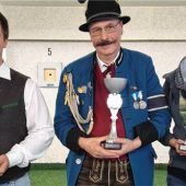 <p>Die „Kapitäne“ der erstplatzierten Mannschaften: Ralf Sarson (Mitte), Johanna Weigl und Josef Wiegand.</p>
