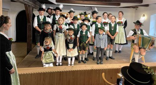 Die Kinder- und Jugendgruppe singt bei der Jahresversammlung nochmal das für den Festabend beim Gründungsfest auf einen Haferlschuh umgetextete und eingelernte Lied „Oh du schöne Hobelbank“.Foto grundner