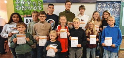 Die Kinder und Jugendlichen, die das Sportabzeichen erfolgreich gemeistert hatten, bekamen eine Urkunde und kleine Geschenke.Foto fischer