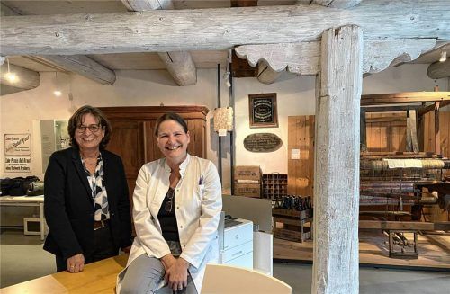 Die Kraiburger Hausarztpraxis von Dr. Julia Biebel (rechts) musste von heute auf morgen nach einem Wasserschaden schließen. Mithilfe von Bürgermeisterin Petra Jackl (links) war noch am gleichen Tag ein Ausweichquartier im Heimatmuseum gefunden. Foto Lohmann