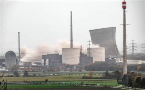 Die Kühltürme des stillgelegten Kernkraftwerks Gundremmingen kollabieren während ihrer Sprengung. Foto dpa