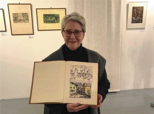 Die Kuratorin der Ausstellung, Christine Schönmetzler, mit der ledergebundenen Chronik von 1950, in der seither die wichtigsten Ereignisse festgehalten wurden. Foto bößwetter