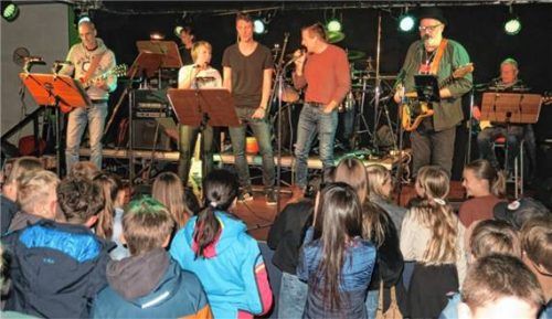 Die Lehrerband „Fachfremd“ (von links) mit Volker Vollenbröker, Brigitte Vollenbröker, Sandra Beitz, Simon Möckl, Jochen Luers, Florian Altweger und Stephan Müller begeisterte das Publikum. Foto baumann