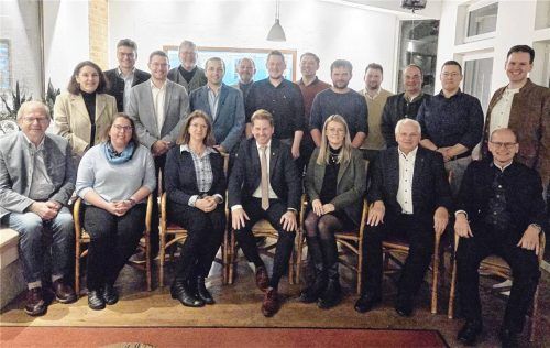Die Listenkandidaten der CSU Ampfing mit stehend (von links) Bezirksrätin Claudia Hausberger und CSU Kreisvorsitzendem Landrat Max Heimerl. Foto stetter
