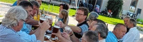Die Lohkirchner Pfarrangehörigen ließen sich die Weißwürste nach dem Gottesdienst schmecken. Foto Stettner