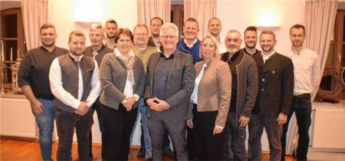 Die Mannschaft der CSU Polling für die Kommunalwahl 2026 mit Bürgermeisterkandidat Ernst Weinberger (vorne Bildmitte) steht. Foto wagner