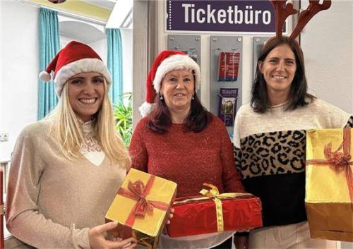 Die Mitarbeiterinnen der Marktgemeinde, (von links) Stefanie Sattlberger, Ute Asal und Andrea Stephan, präsentieren die Priener Erlebnisgeschenke 2026.Foto markt prien