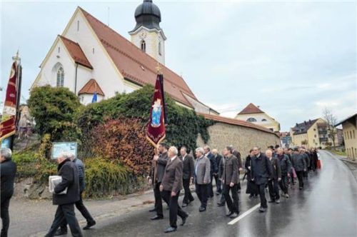 Die Mitglieder der Marianischen Männerkongregation um Obmann Josef Manhart und ihre Vereinsfahne beim Festzug durch Eiselfing. Foto reinthaler
