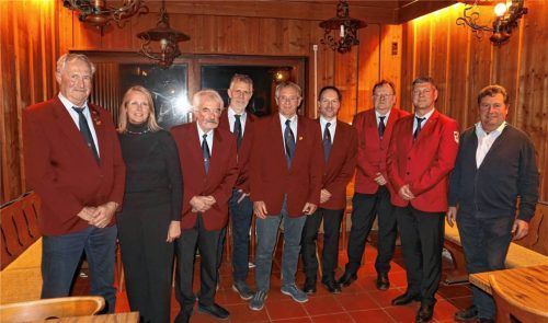 Die neu gewählte Vorstandschaft der KSK/RK Polling: (von links) Wolfgang Wageneder, Karin Blucke, Herbert Selmann, Josef Moser, Josef Steinberger, Jürgen Probst, Johann Thaler, Robert Ledabyll und Bürgermeister Lorenz Kronberger. Foto wagner
