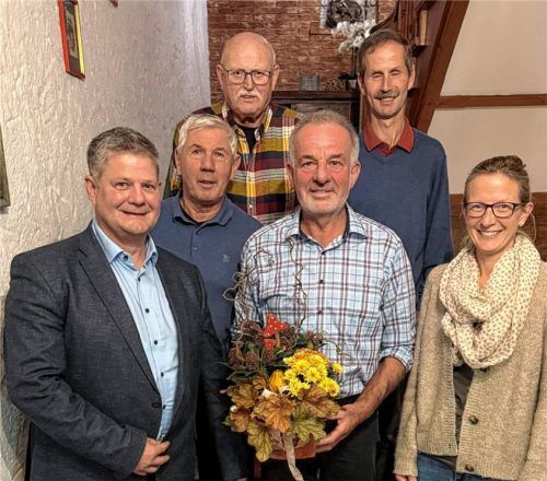 Die neu gewählte Vorstandschaft: (von links) Vorsitzender Hubert Zeltsperger, Beisitzer Bernd Scholz, Wasserwart Gerhard Zimmermann, (vorne, Mitte) Simon Voit, der in seinen wohlverdienten Ruhestand geht, Kassier und Ableser Lorenz Stübl sowie Schriftführerin Alexandra Zierer. Foto künzner-hingerl