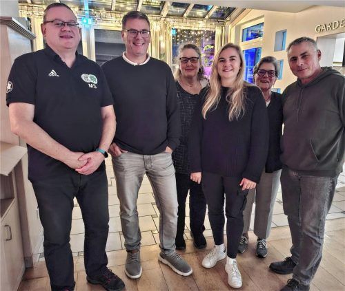 Die neue Abteilungsleitung der TuS-Fußballer mit den Revisorinnen Christa Widhammer (Dritte von links) und Karin Kunze (Zweite von rechts) sowie (von links) Kassier Marcus Schraml, Spartenleiter Dirk Liebler, Dritter Spartenleiterin Theresa Eder und Zweitem Spartenleiter Mathias Häfner. Foto Uwe Hecht