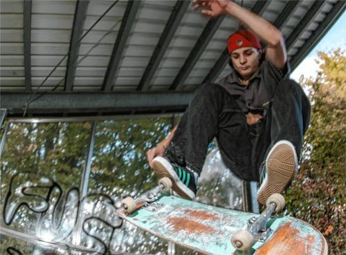 Die neue Quarterpipe im Priener Skatepark begeistert Skater aus zwei Generationen. Foto  Buttschardt