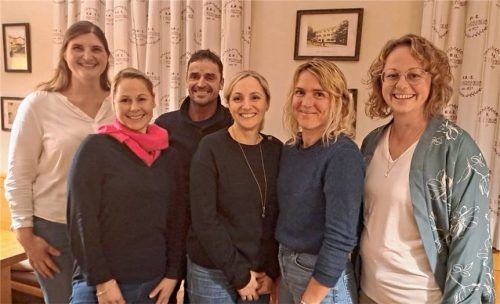 Die neue Vorstandschaft: (von links) Annette Schmid, Nicole Fenzl, Siegfried Obermaier, Marina Guggenhuber und die neuen Abteilungsleiterinnen Martina Bichler und Franziska Huber.Foto Künzner-Hingerl