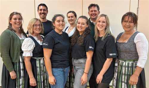 Die neue Vorstandschaft: (von links) Corinna Putz, Gertrud Augenstein, Kilian Huber, Katharina Niedermaier, Josephine Karthäuser, Elisabeth Gilg, Beate Augenstein, Thomas Niedermaier und Belinda Rubik. Foto verein