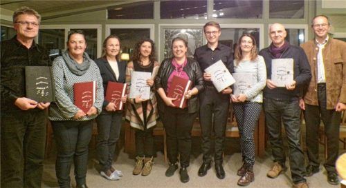 Die neue Vorstandschaft: (von links) Janusz Myschur, Margot Huber, Eva Barbarino, Elisabeth Überacker, Christine Reiter, Valentin Barbarino, Diana Peter, Hugo Siegmeth und Siegmund Heilmeier. Foto rath