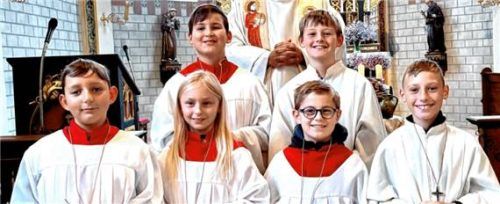 Die neuen Ministranten in Ensdorf: (von links/vorne) Jakob Trindorfer, Marie Reiter, Kilian Hartl, Dominik Huber sowie (von links/hinten) Korbinian Csoti (Kraiburg) und Franz Kaindl (Ensdorf).