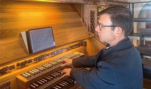 Die Orgel in der Pfarrkirche Mariä Himmelfahrt ist seit einem Vierteljahrhundert einer der Arbeitsplätze von Konrad Liebscher im Bereich der Stadtkirche. Foto kotter