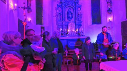 Die Pfarrkirche Egglkofen war in stimmungsvolles Licht getaucht, als die Teilnehmer an der „Nacht der offenen Kirche“ am Altar das Vaterunser beteten. Fotos Pfarrgemeinderat