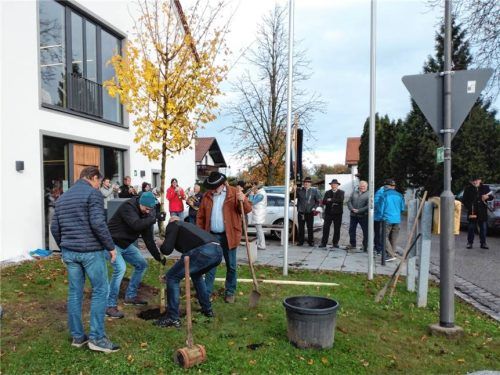 Die Pflanzaktion am Ramerberger Rathaus.Foto Penzkofer