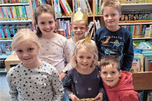 Die prämierten „Leseratten“: (hinten von links) Paula Putzhammer, Lukas Gruber und Maxi Bernhart sowie (vorne) Marlena Lippacher, Anna-Lena Gruber und Ludwig Feckl. Foto rauscher