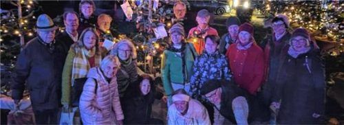 Die Priener Liedertafel vor ihrem geschmückten Baum. Foto re