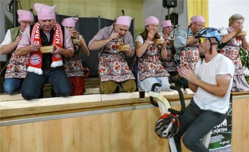 Die Pürtener mussten auf „spitzen Scheitln“ eine Gulaschsuppe mit „angenehmer Schärfe“ auslöffeln und Bürgermeister Robert Pötzsch „strampelte dazu“. Fotos bachmaier