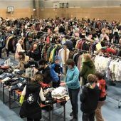 „Geplünderte“ Kleiderständer beim Late-Night-Shopping