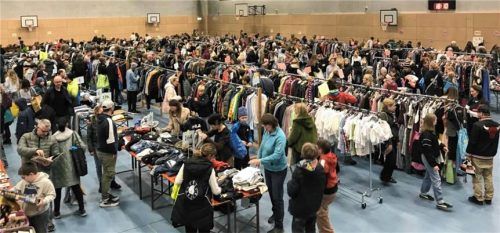 Die Rimstinger Turnhalle verwandelte sich in ein Paradies für Schnäppchenjäger. Foto Dachs