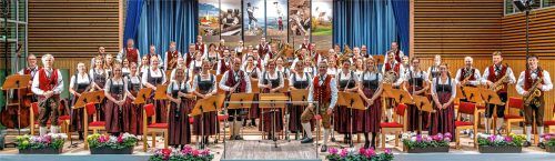 Die Samerberger Halle war bis auf den letzten Platz gefüllt, das Publikum aufmerksam und die Kapelle in beeindruckender Spielform.Fotos Nitzsche