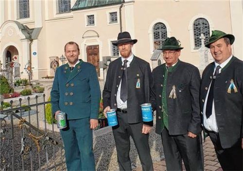 Die Sammler (von links) Leonhard Gruttauer, Frank Lorenz, Ludwig Krug und Wolfgang Lorenz freuen sich über das gute Spendenaufkommen. Foto Wastl