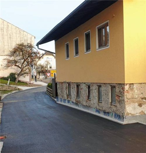 Die sanierte Kirchensurer Straße Richtung Einmündung in die Chiemseestraße. Foto Heistracher