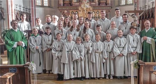 Die Schar der Ministranten wird um fünf Mädchen und drei Buben größer, gleichzeitig beenden sieben langjährige Minisihren Altardienst in der Pfarrei St. Laurentius. Foto Künzner-Hingerl