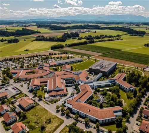 Die Schön-Klinik in Vogtareuth wird umstrukturiert, die „Jerwa“-Station zum Jahresende geschlossen. Dr. Mate Ivancic, CEO der Schön-Klinik-Gruppe, erklärt die Gründe und die Zukunft für junge Erwachsene mit Mehrfachbehinderung. Foto Peter Huber / Schön-Klinik-Gruppe