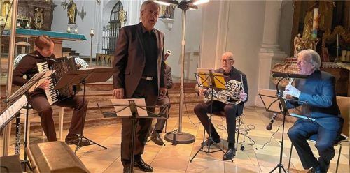 Die Schubertsche „Winterreise“ gestaltete Tenor Christoph Prégardien gemeinsam mit Hans Maier (Akkordeon) und „La Banda Vecchia“. Im Bild: am Horn Stefan de Leval Jezieriski und an der Oboe d‘amore Professor Hansjörg Schellenberger. Foto kirchner