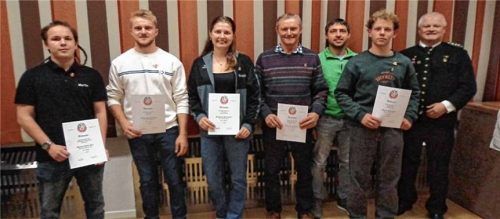 Die Sieger in der Disziplin Luftgewehr-Einzelwertung: (von links) Martin Esterl-Beil (LG Junioren I – FSG Kraiburg), Jakob Baumgartner (LG He. I – SG Stephanskirchen), Stephanie Petermeier (LG-Juniorinnen II – Gemütl. Niederbergkirchen), Hans Anzenberger (LG He. IV – SG Haigerloh), Martin Matzinger (LG He II – Bayerntreu Niedertaufkirchen), Martin Mooshuber (LG Junioren II – Gemütl. Niederbergkirchen) und Gauschützenmeister Erich Jungwirth. Fotos rampl