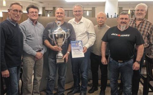 Die siegreiche Mannschaft der KSV Salmanskirchen (von links) mit Organisator Siegfried Bichlmaier, Klaus Heiber, Franz Hell junior, Thomas Söll, Christian Schiller, Kreisreservistenbetreuer Thomas Kirschner und Zweitem Kreisvorsitzender Uwe Weber. Foto stettner