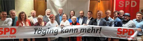 Die SPD präsentiert ihre Stadtratsliste: (von links) Marco Harrer, Birgit Noske, Günter Zellner, Martina Völzke, Stefan Franzl, Jennifer Kis, Werner Noske, Heidi Harrer, Erwin Kasböck, Katharina Kis, Robert Wagner, Sabrina Pojda, Heinrich Lay, Daniela Pieper, Dominik Fuchs, Horst Schmitzberger, Christoph Käser, Alexander Attenberger, Bastian Höcketstaller und Jürgen Fernengel werden in dieser Reihenfolge für den Töginger Stadtrat kandidieren. Foto becker