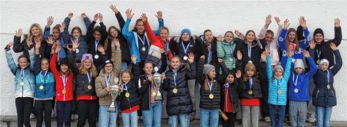 Die Spielgemeinschaft SV Vogtareuth/SV Schonstett bei der Meisterschaftsfeier der D-Juniorinnen und der Ehrung der C-Juniorinnen am Sportheim des SV Vogtareuth.Foto SV Schonstett, SV Vogtareuth